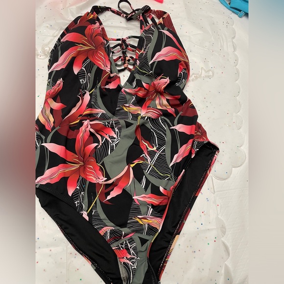 NWT. Far West one piece Swimsuit in a Green Pattern. Size Medium. - Picture 4 of 9